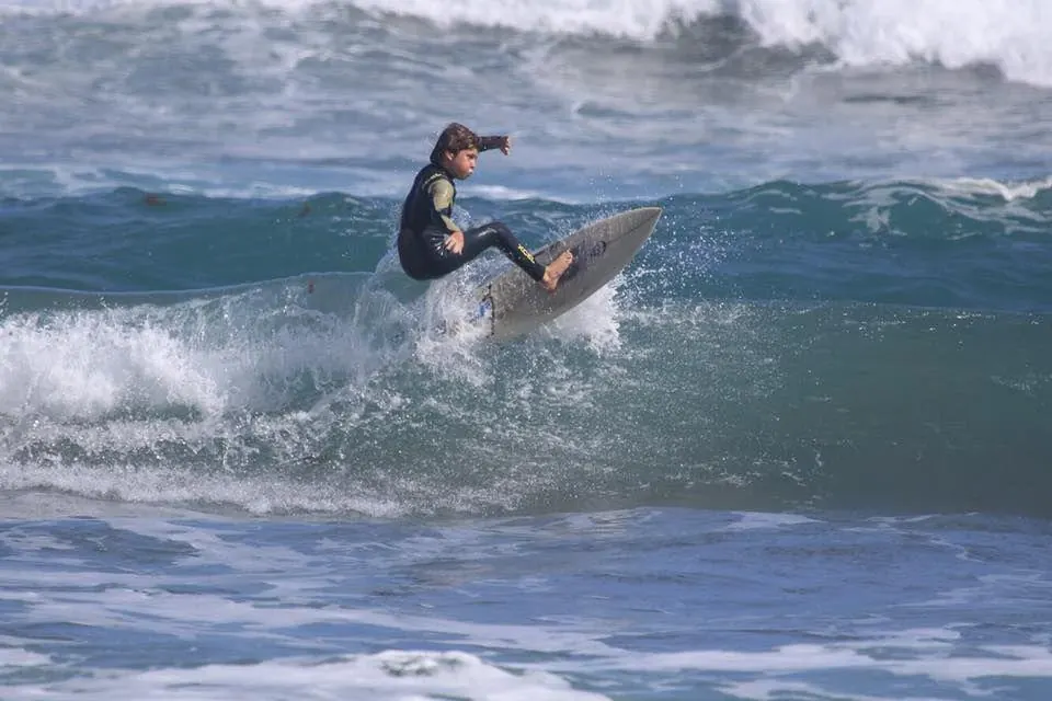 Surfista de la escuela girando en una ola de Las Canteras